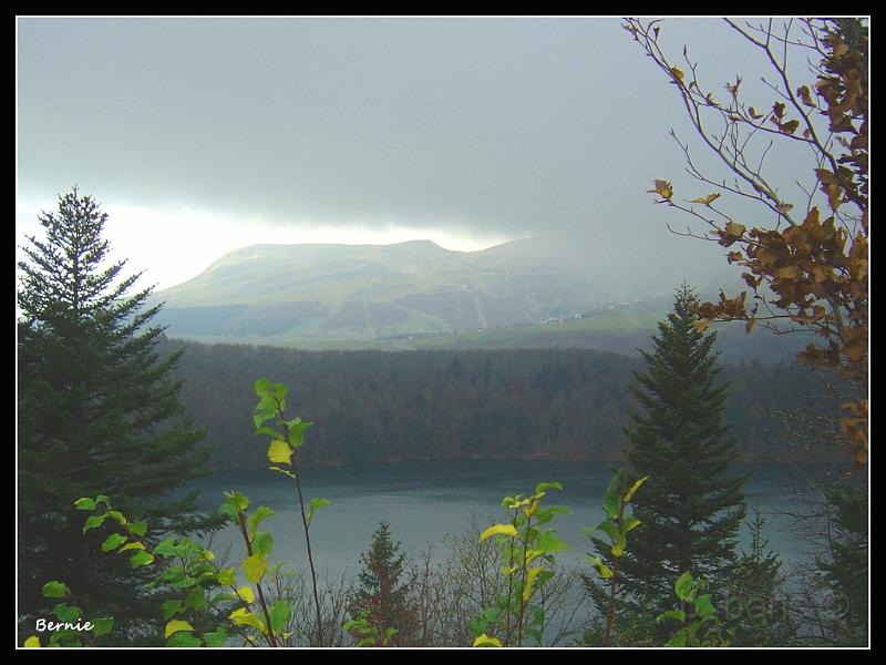 Pavin1.jpg - Orage sur le Pavin